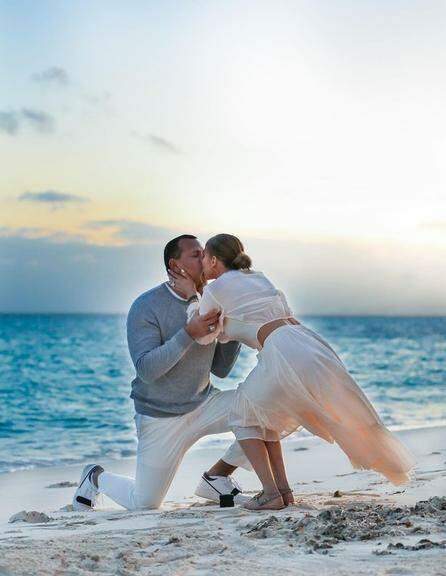 Ex-jogador de beisebol, Alex Rodriguez, pede Jennifer Lopez em casamento, e cantora diz "sim"