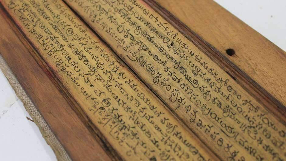 As misteriosas inscrições encontradas em folhas de palmeira em língua que ninguém consegue identificar.
