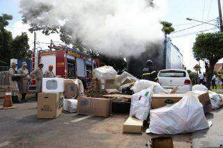Incêndio em caminhão baú pode ter sido causado por aquecimento de material químico