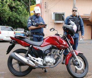 Em alta velocidade, motorista atropela motociclista e foge em Campo Grande