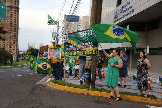 Grupo comemora golpe de 64 e vê 'clima propício' com Bolsonaro