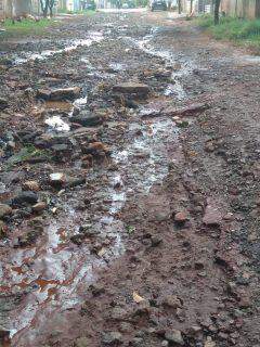Após semana de chuvas, ruas sem asfalto viram armadilha de lama para veículos em Campo Grande