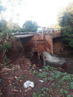Parte de ponte desmorona e causa risco para condutores e pedestres no São Conrado