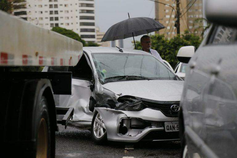 Sem CNH, idosa provoca acidente com três carros no São Francisco