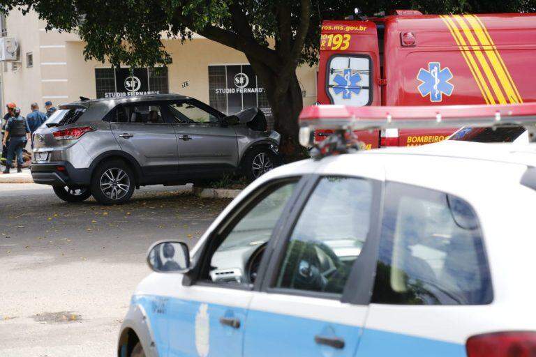 Bêbado, motorista perde controle e bate carro contra árvore em avenida de Campo Grande