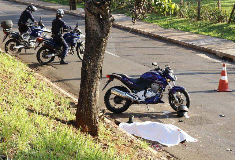 Guarda municipal morre ao bater moto em árvore na Gury Marques