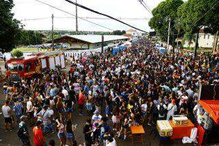 Cheio de adolescentes, Carnaval em Campo Grande tem muitos beijos e alerta de especialista