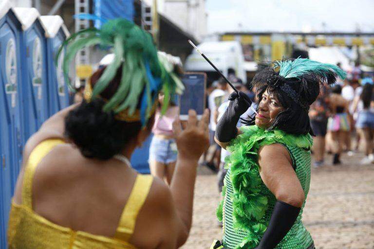Famílias, muita espuma e até artista internacional: confira as imagens do Carnaval