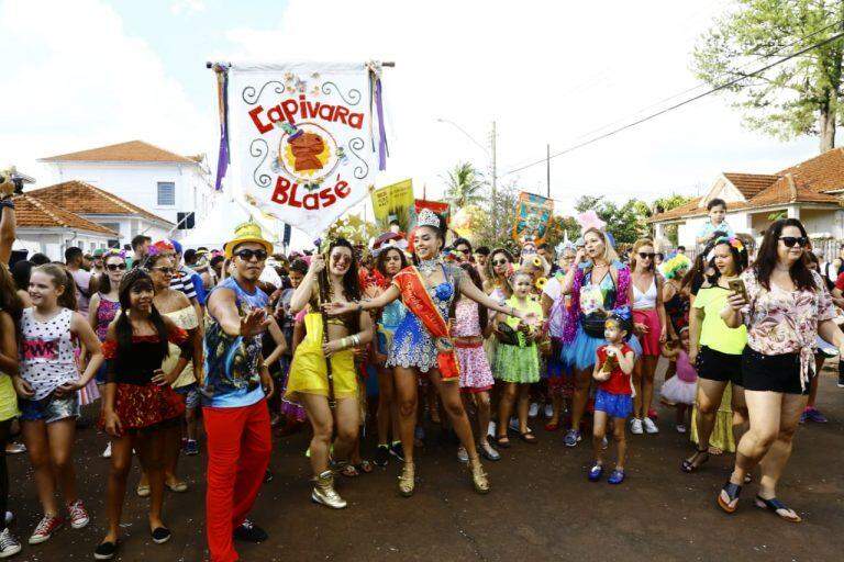 Famílias, muita espuma e até artista internacional: confira as imagens do Carnaval