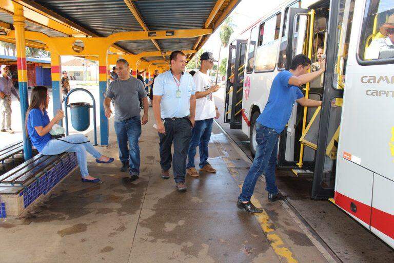 Vereador quer dispensar passageiros obesos de passarem nas catraca de ônibus