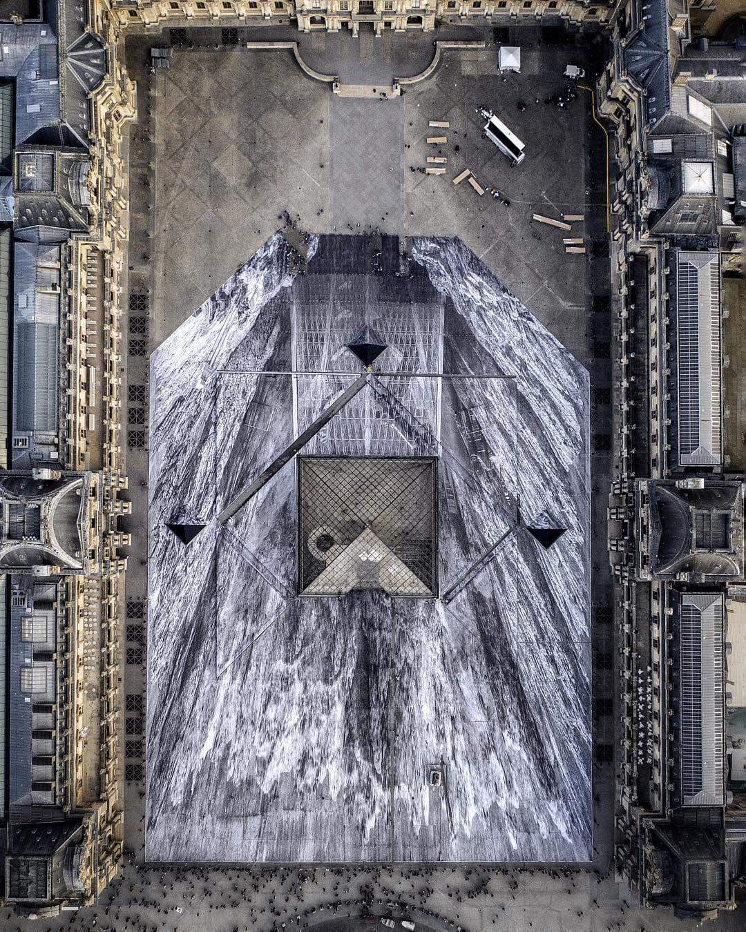 Pirâmide do Louvre comemora 30 anos com instalação do artista urbano JR