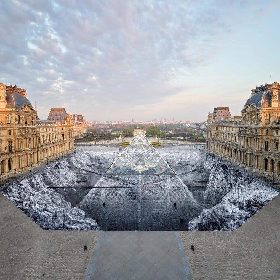 Pirâmide do Louvre comemora 30 anos com instalação do artista urbano JR