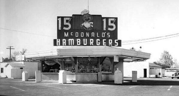 Um dos primeiros restaurantes do McDonald's abriu em 1948.