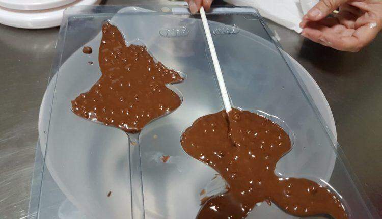 Pirulitos de chocolate na Páscoa são opções para iniciantes na confeitaria
