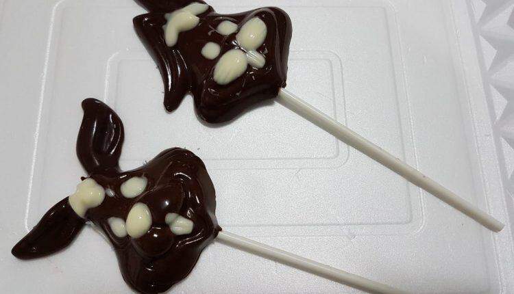 Pirulitos de chocolate na Páscoa são opções para iniciantes na confeitaria