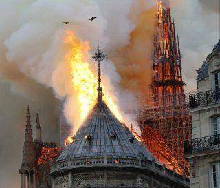 Semana Santa marcada por tragédias com incêndios e atentados em Igrejas.