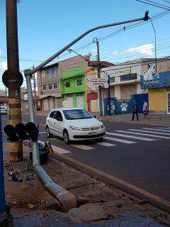 Semáforo amanhece caído na avenida das Bandeiras e intriga comerciantes