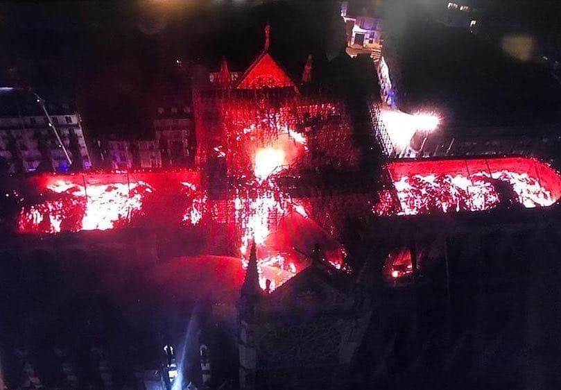 A Catedral de Notre Dame arde em chamas no 'Dia Mundial da Arte'