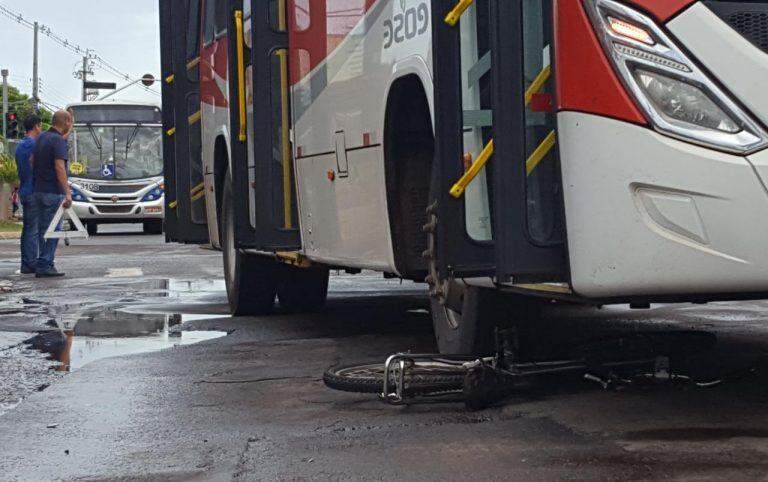 Garota de bicicleta é atropelada por ônibus ao desviar de poça d'água