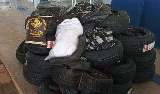 Recorde: contrabandista é preso com 76 pneus e 100 câmaras em caminhonete