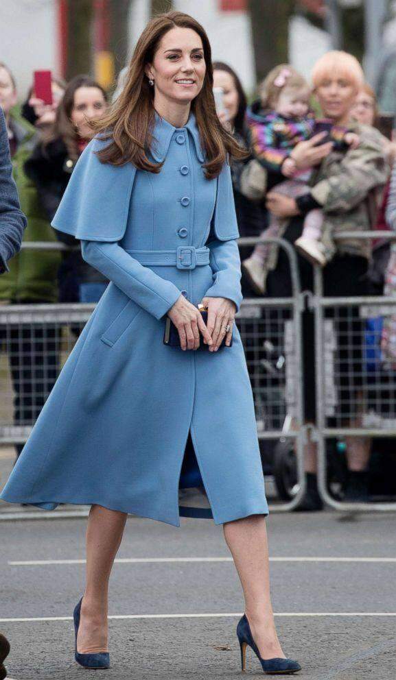 Você já reparou que Kate Middleton está mais moderna ultimamente?  ESTA É A RAZÃO POR TRÁS DE SUA MUDANÇA DE 'LOOK'.