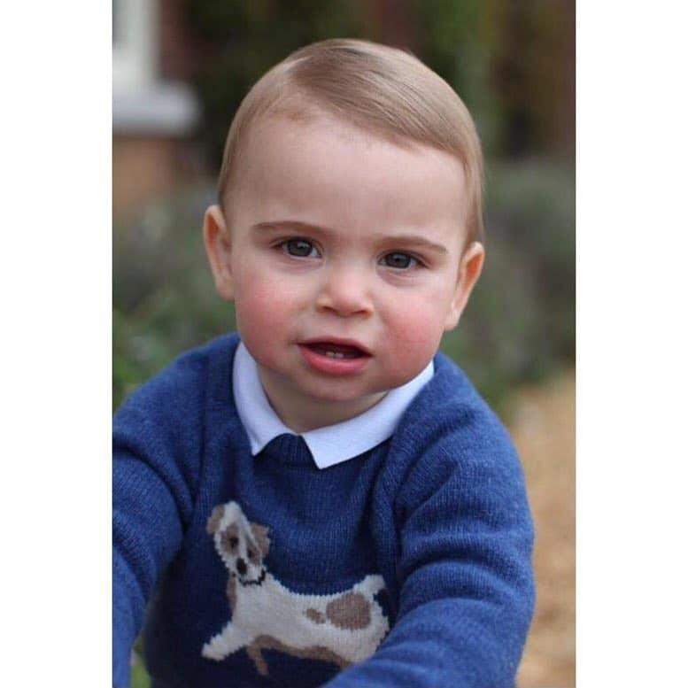 Príncipe Louis completa seu primeiro ano de vida hoje e Família Real comemora com fotos encantadoras.