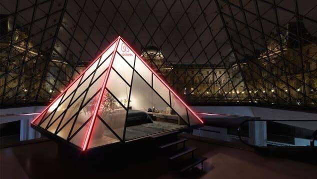 Saiba como dormir na pirâmide de vidro do Louvre, em Paris.