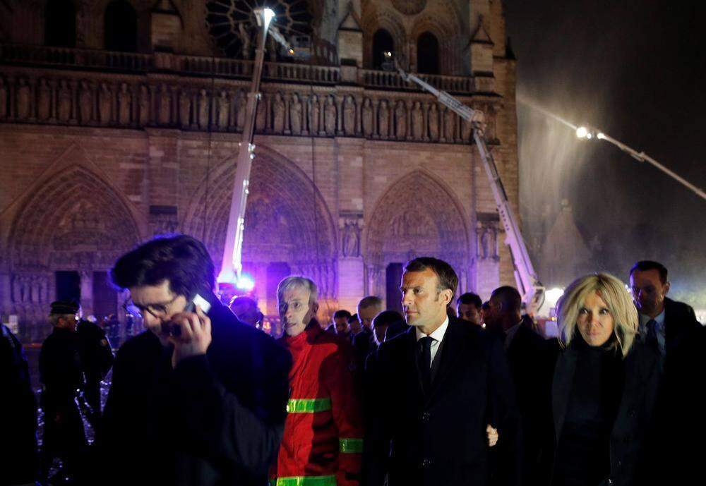 A Catedral de Notre Dame arde em chamas no 'Dia Mundial da Arte'