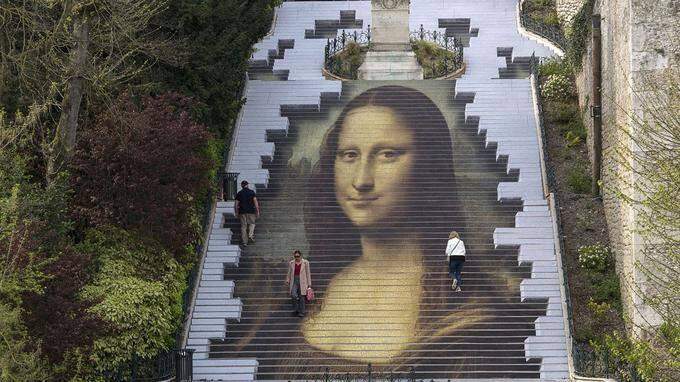 Mona Lisa decora sorridente a escadaria gigante Denis Papin , para o aniversário de 500 anos de Da Vinci