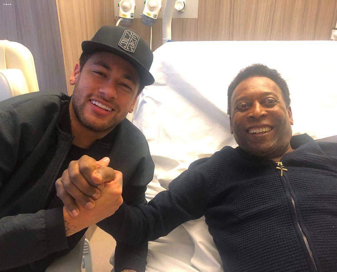Neymar foi visitar Pelé no hospital em Paris