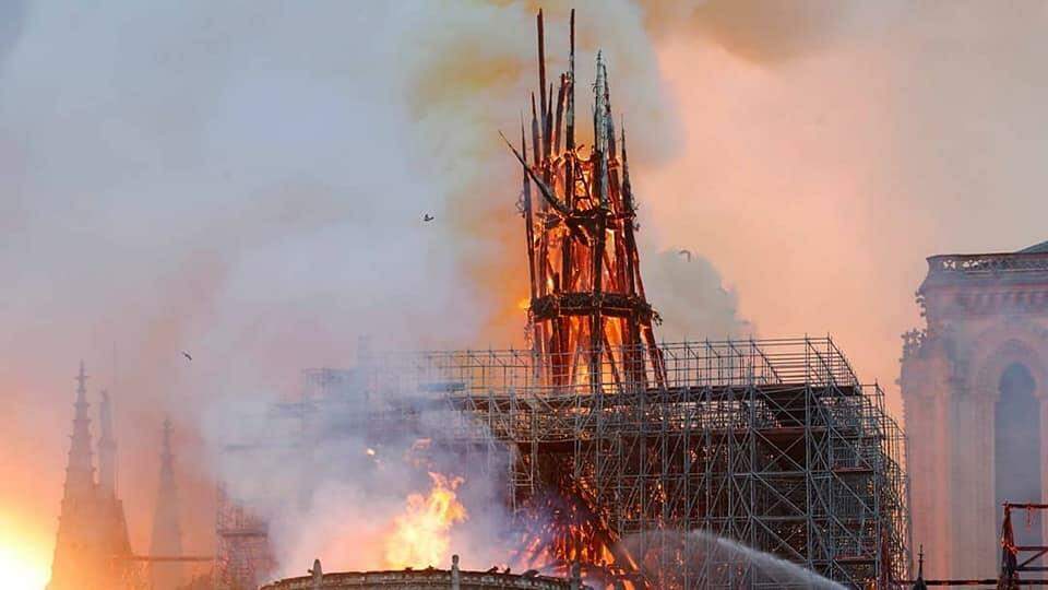 Sob o olhar desconcertado dos espectadores ao redor, a flecha da Notre Dame entrou em colapso.