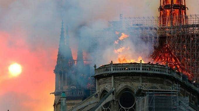 Sob o olhar desconcertado dos espectadores ao redor, a flecha da Notre Dame entrou em colapso.