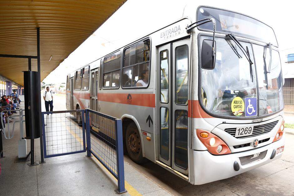Com atrasos e lentidão, usuários passam até 4h diárias nos ônibus na Capital