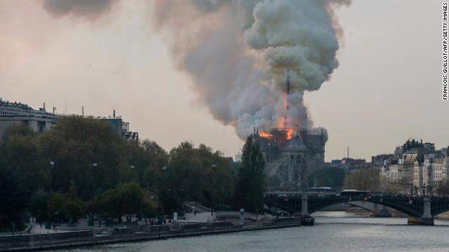 Incêndio atinge catedral de Notre Dame em Paris