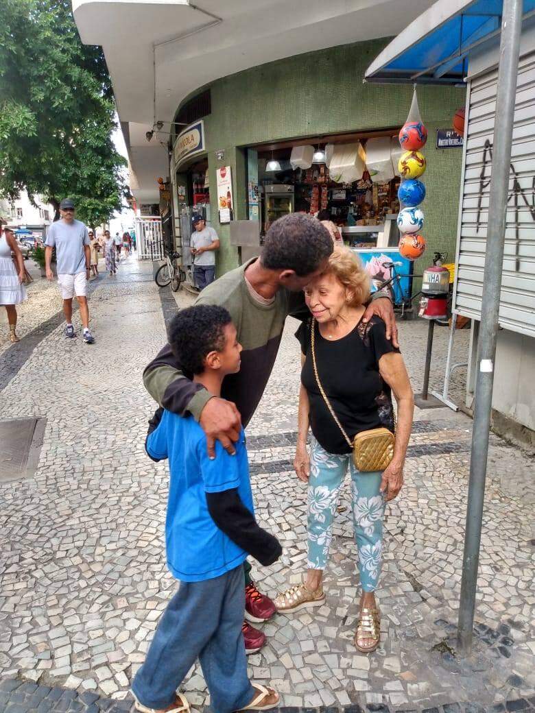 "Vaquinha" para homem que ajudou idosa a atravessar rua alagada no Rio garante valor para comprar casa