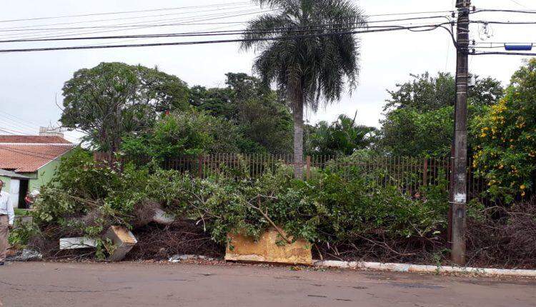 Entulho faz calçada virar 'lixão' na Vila Planalto