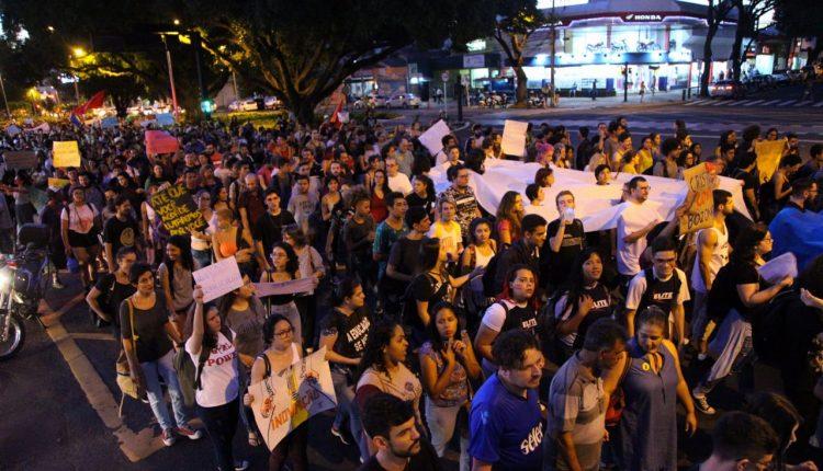 VÍDEO: Protesto por verbas na educação fecha Afonso Pena com passeata de alunos
