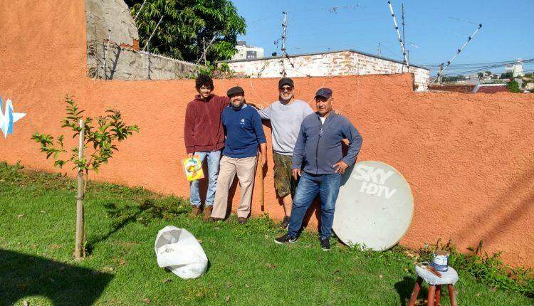 Grupo de artistas faz mural colaborativo na Orla Ferroviária