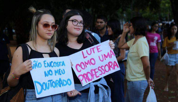 VÍDEO: Cerca de 400 protestam em Campo Grande por verbas para Educação