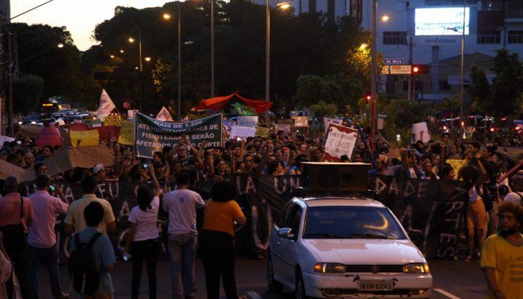 VÍDEO: Protesto por verbas na educação fecha Afonso Pena com passeata de alunos