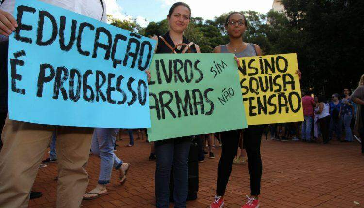 VÍDEO: Cerca de 400 protestam em Campo Grande por verbas para Educação