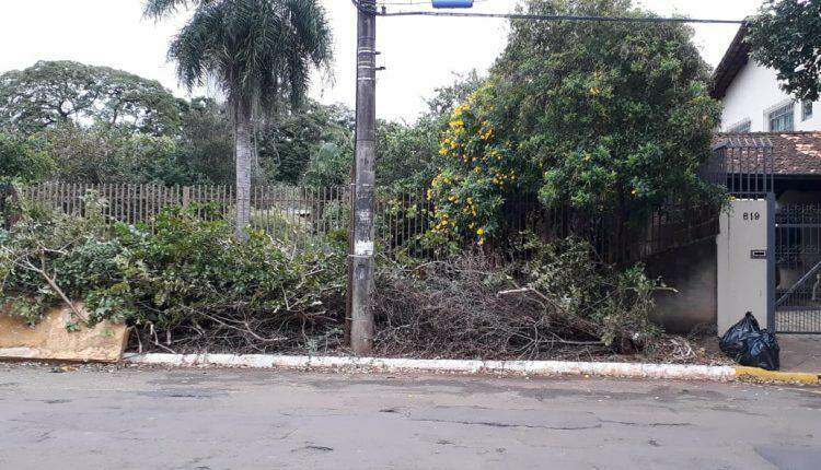 Entulho faz calçada virar 'lixão' na Vila Planalto