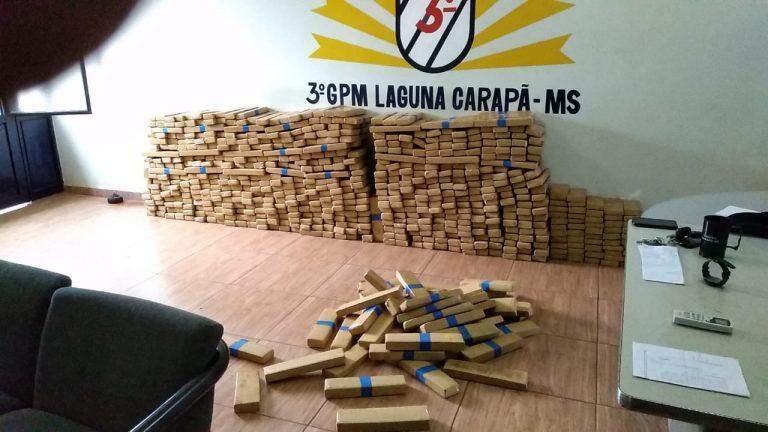 Traficante capota caminhonete com 1,8 tonelada de maconha em milharal