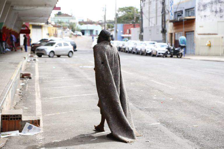 Frio castiga de sem-teto a quem vive na favela e todos dependem de doações