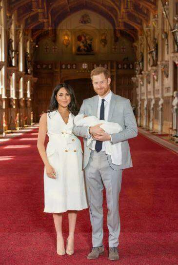 Príncipe Harry e Meghan Markle fazem primeira aparição com bebê