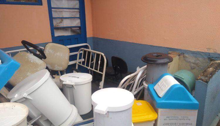 Além de lixo, pacientes encontram até cobra em posto de saúde