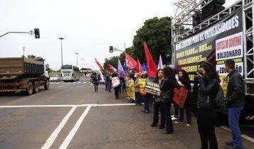 VÍDEO: Contra cortes de Bolsonaro, professores e alunos protestam em frente à UFMS