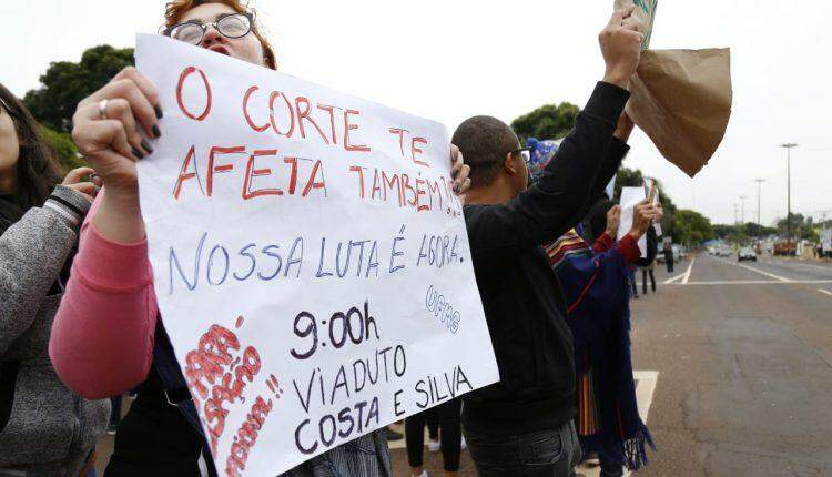 VÍDEO: Contra cortes de Bolsonaro, professores e alunos protestam em frente à UFMS