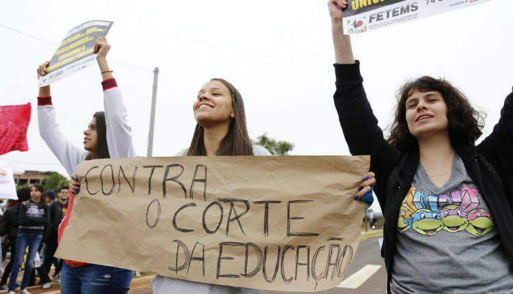 VÍDEO: Contra cortes de Bolsonaro, professores e alunos protestam em frente à UFMS