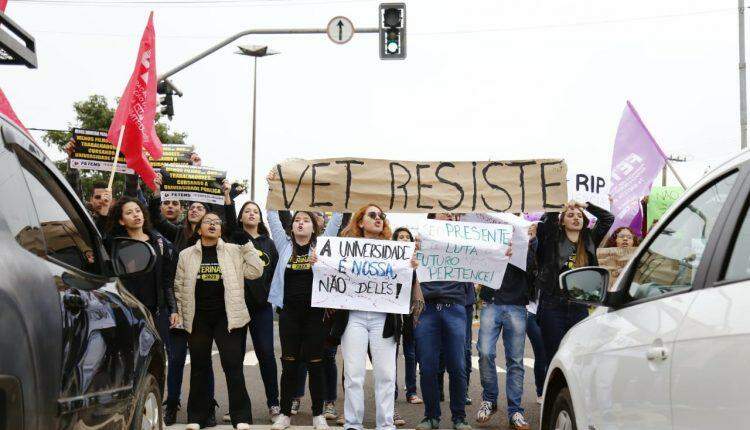 VÍDEO: Contra cortes de Bolsonaro, professores e alunos protestam em frente à UFMS